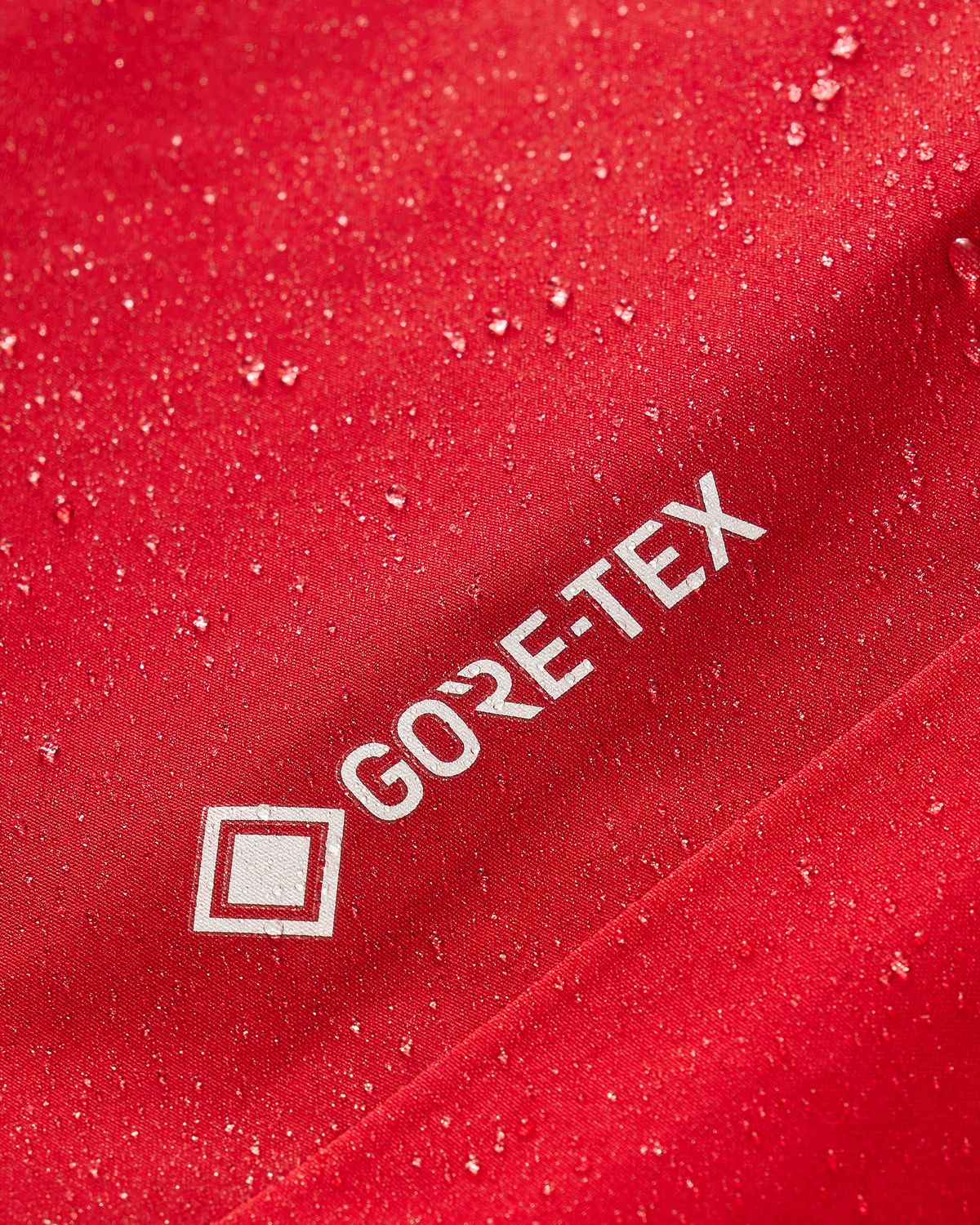 GORE-TEX 3-layer expanded polyethylene (ePE) waterproof protection    