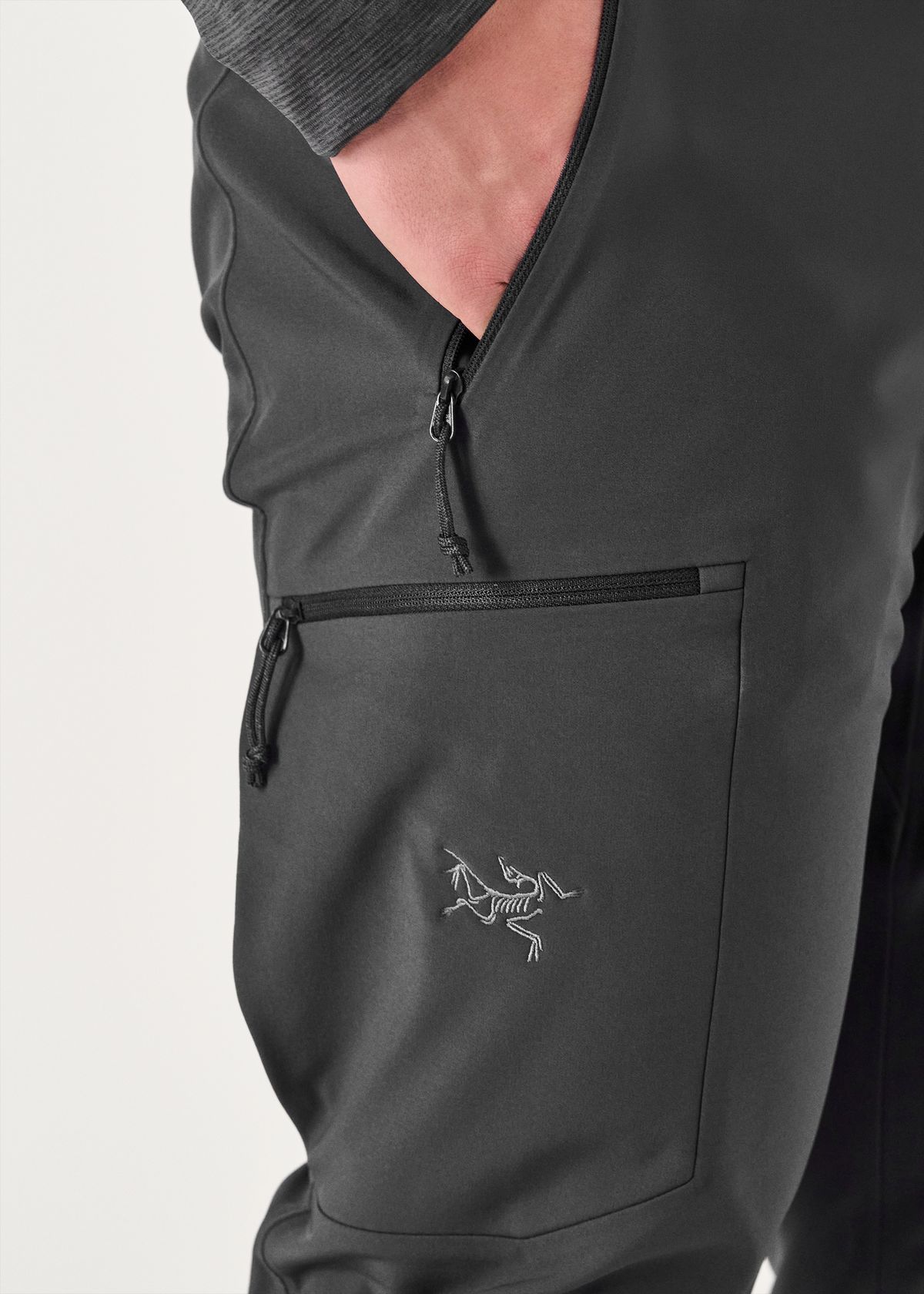 Zipped thigh pocket