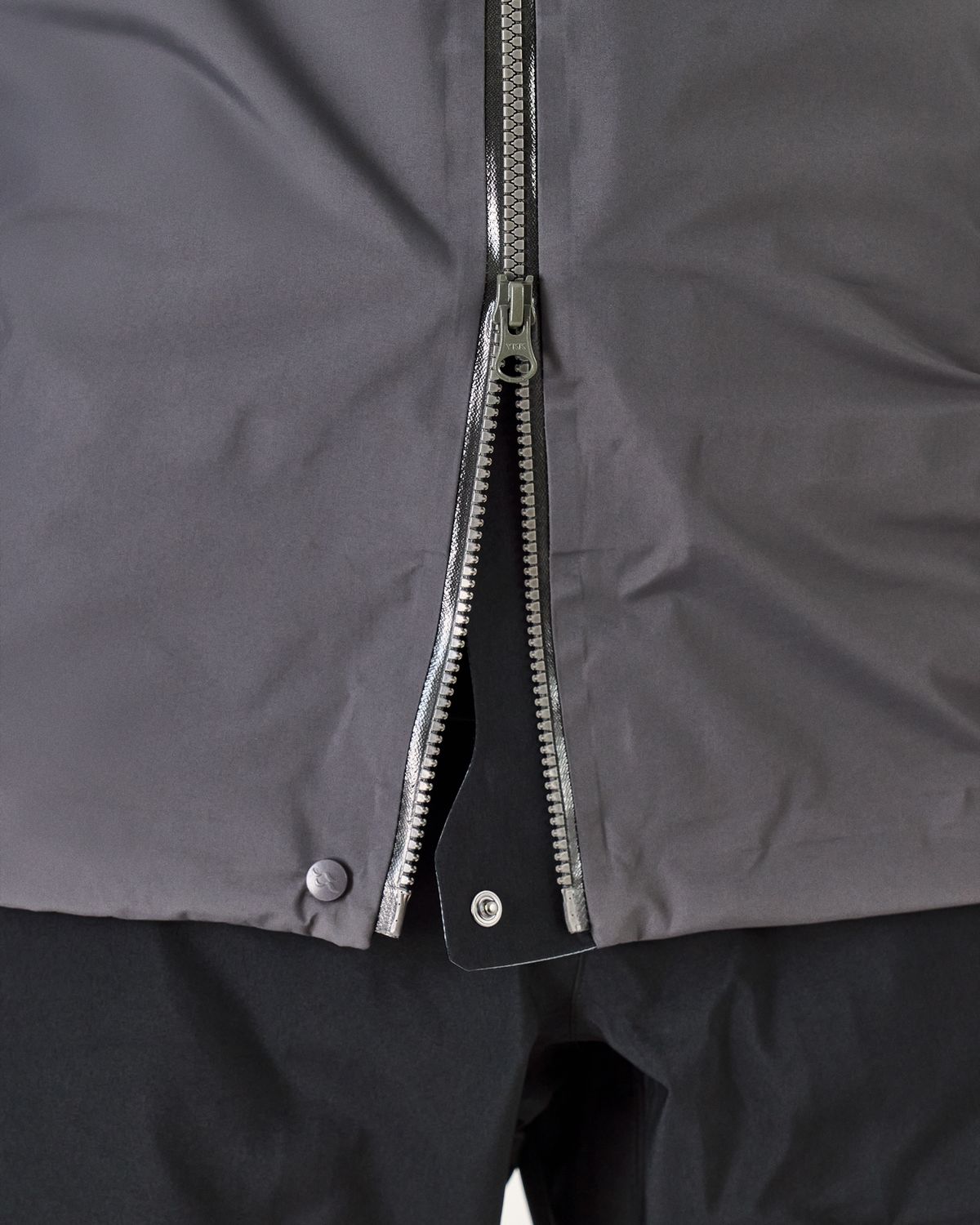  Two-way front zip