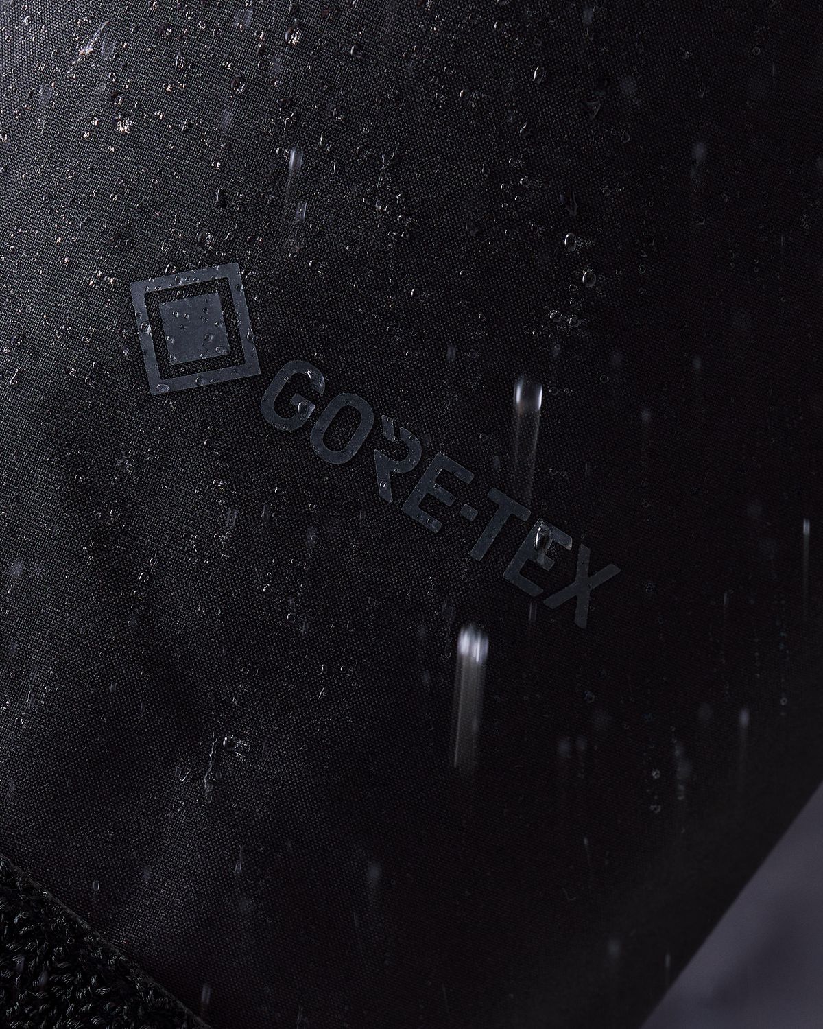 GORE-TEX 3-layer expanded polyethylene (ePE) waterproof protection
