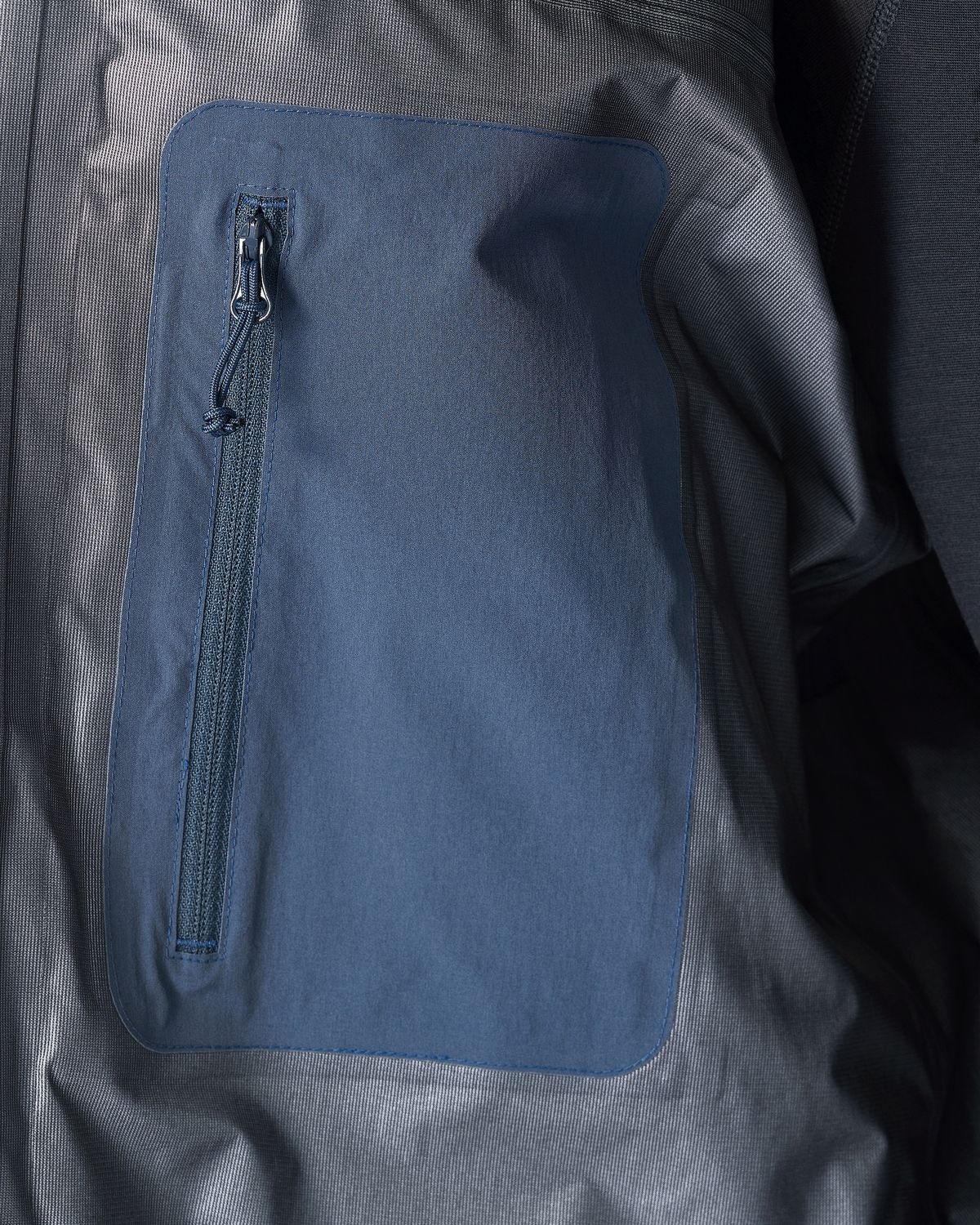 Internal zipped pocket