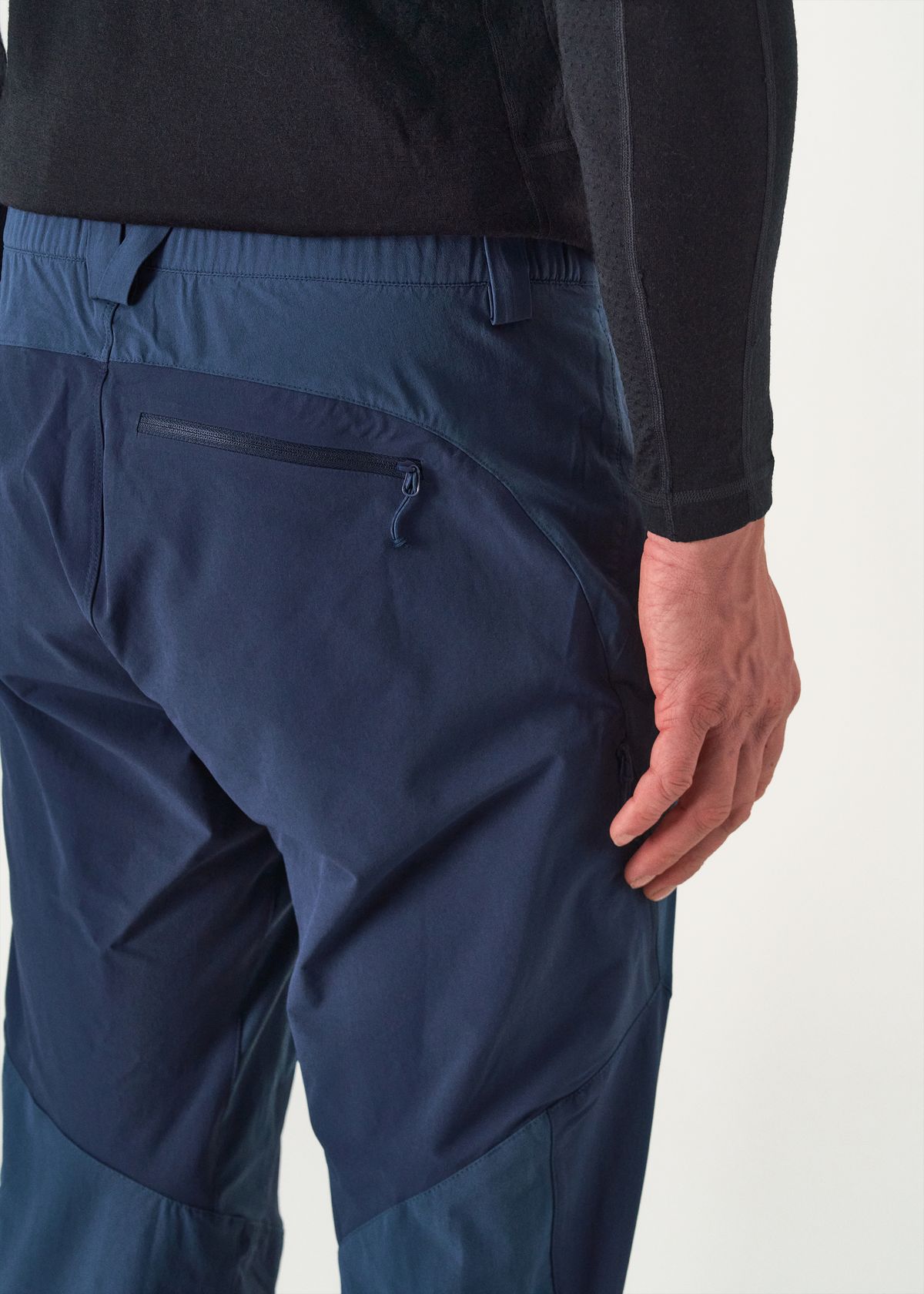 Zipped thigh & back pockets 