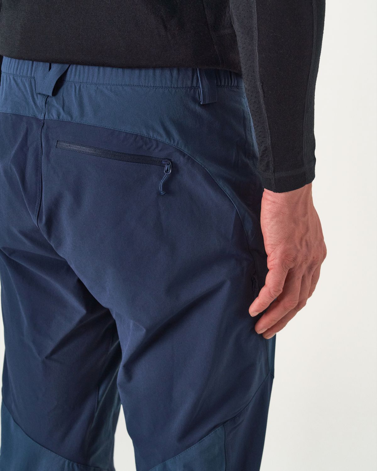 Zipped thigh & back pockets 