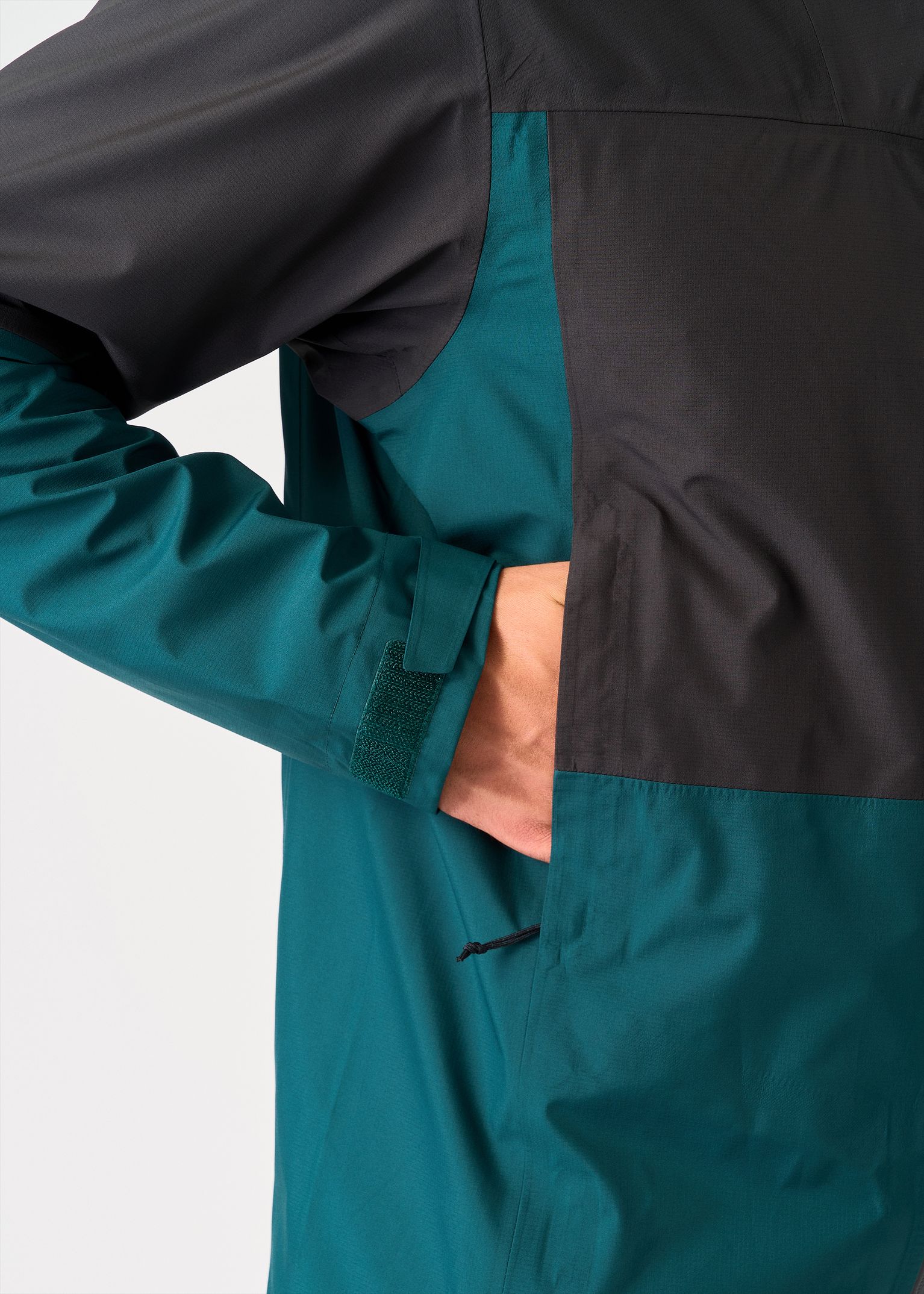 Zipped hand pockets