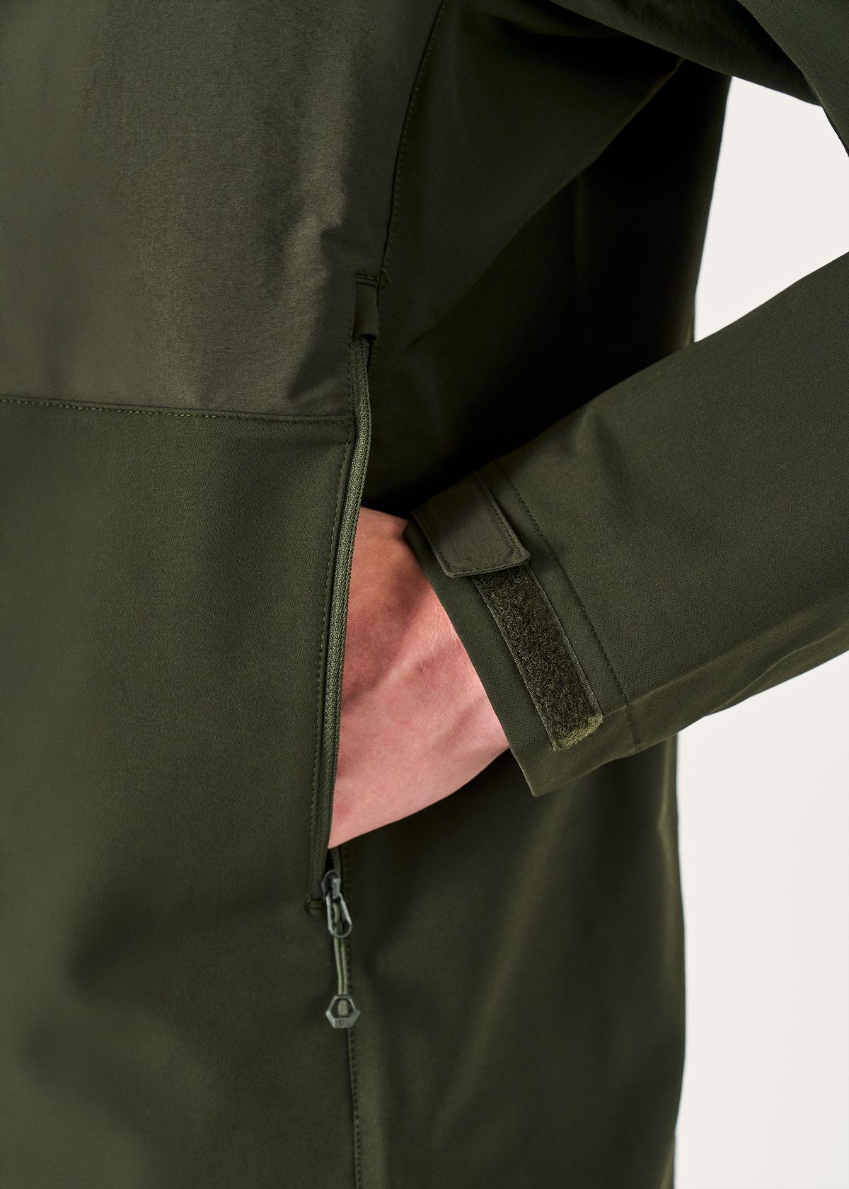 Zipped hand pockets 