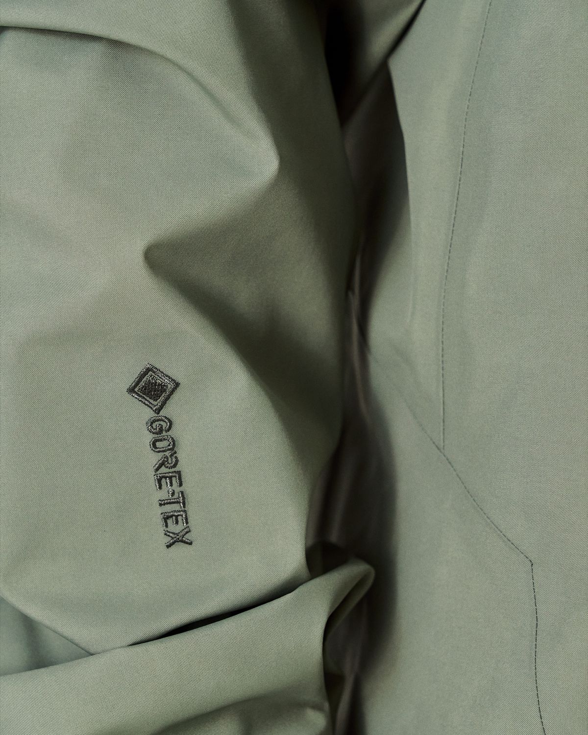 GORE-TEX 3-layer expanded polyethylene (ePE) waterproof protection 