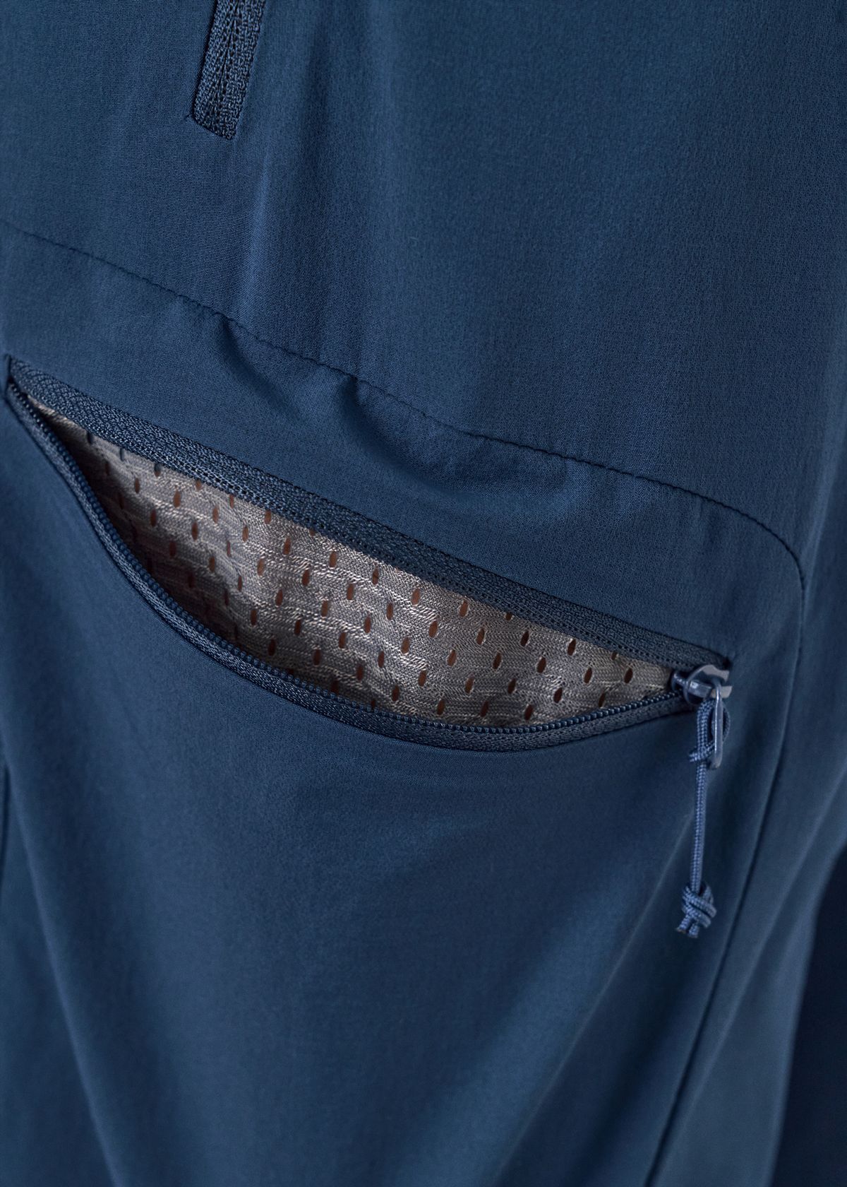  Zipped thigh pocket 