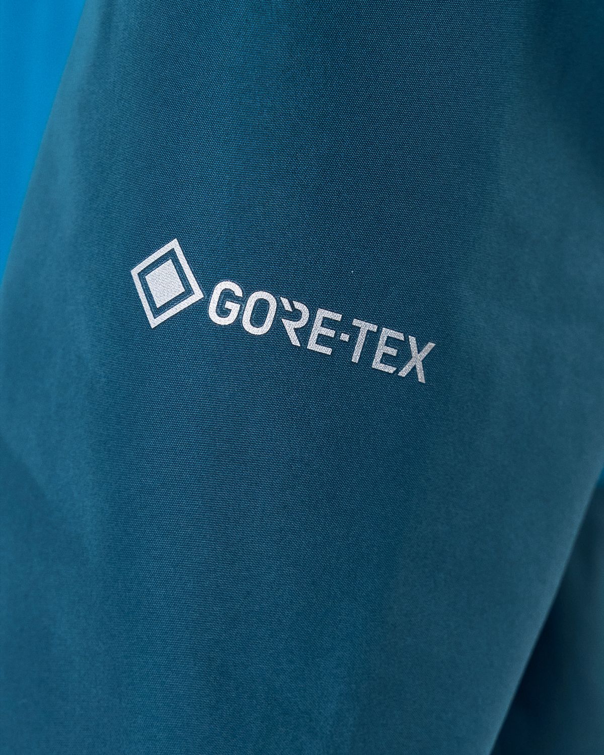  GORE-TEX Paclite waterproof protection 