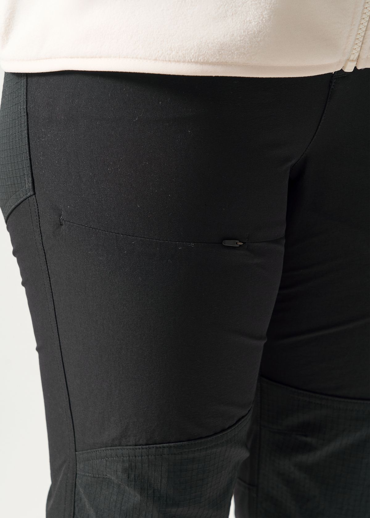 Zipped thigh pocket