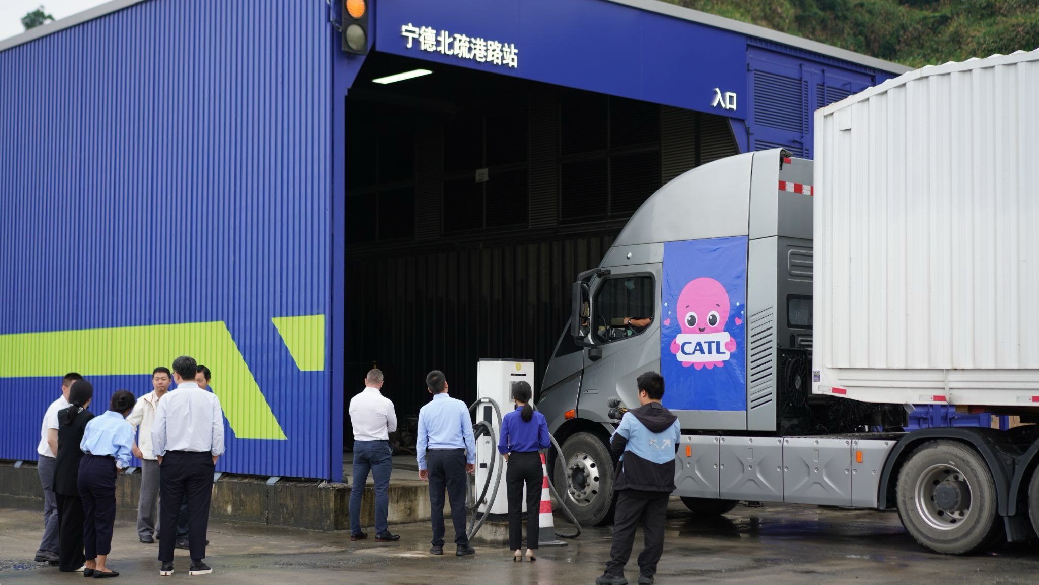 An electric lorry driving into a CATL battery-swapping hub. Credit: CATL