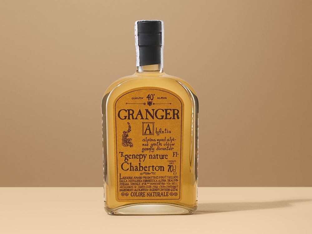 01_bp_em_spirits_success-stories_genepy-granger Transparent glass bottle of Genepy Granger alpine herbal liqueur by Distilleria Erboristica Alpina, featuring a premium packaging solution designed by Berlin Packaging