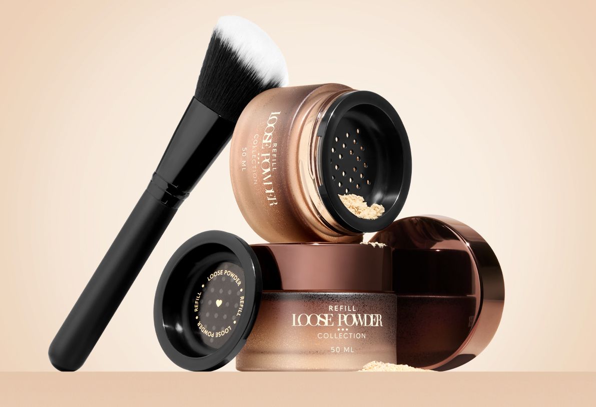 Luxe glass refill jar 50 ml for loose powder shown with a removable sifter, separate lid and application brush, conveying a sustainable cosmetic packaging solution with individually separable and recyclable components.