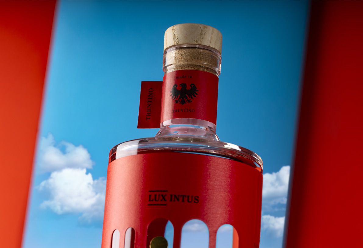 Belleville Ribs glass bottle for spirits by Berlin Packaging customized by Killer Idea, detail of neck with wooden stopper and hanging label, showcasing premium finishing and packaging design within the Ginnasium project.