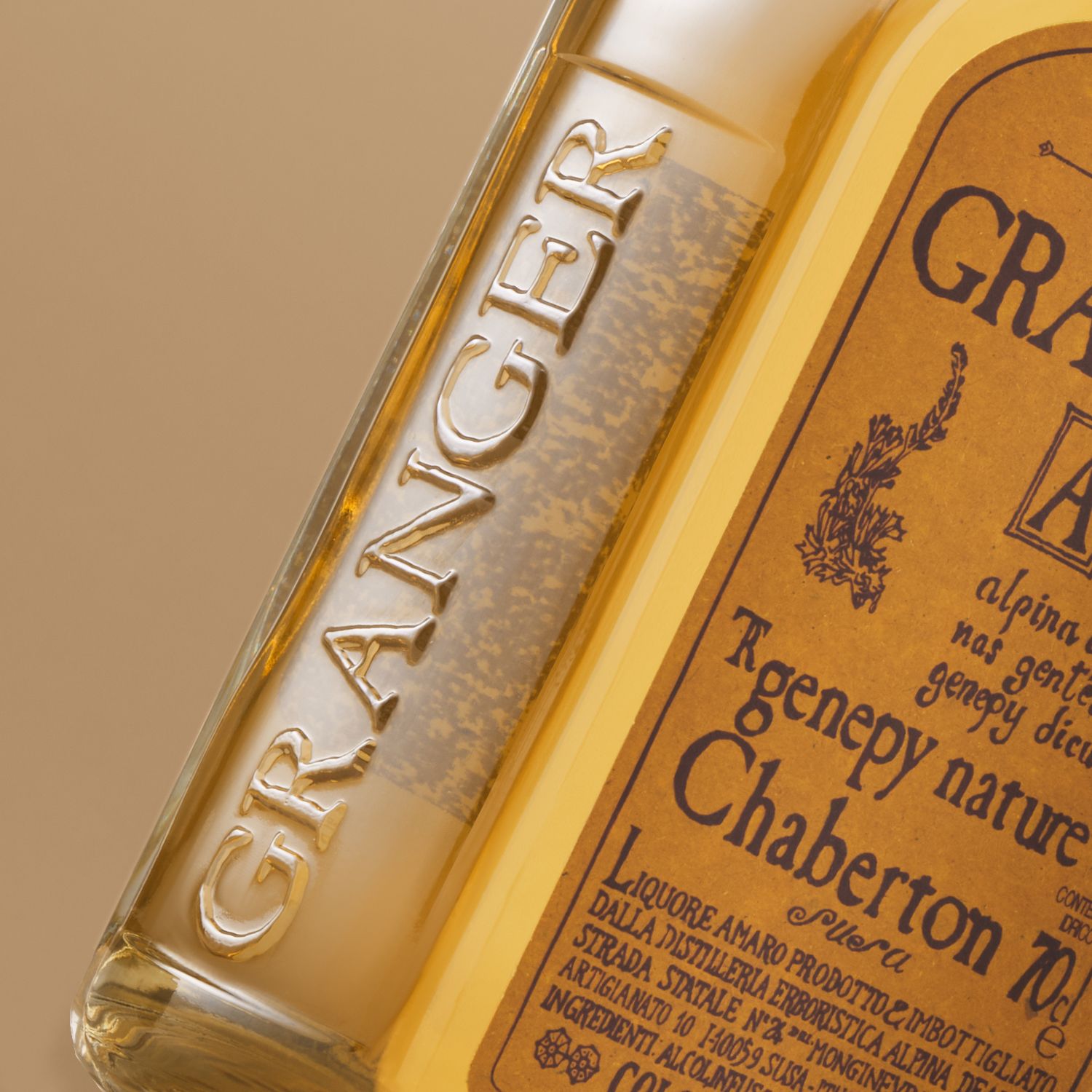 04_bp_em_spirits_success-stories_genepy-granger Close-up of the embossed glass detail on the Genepy Granger bottle for alpine herbal liqueur by Distilleria Erboristica Alpina, showcasing the premium glass packaging developed by Berlin Packaging