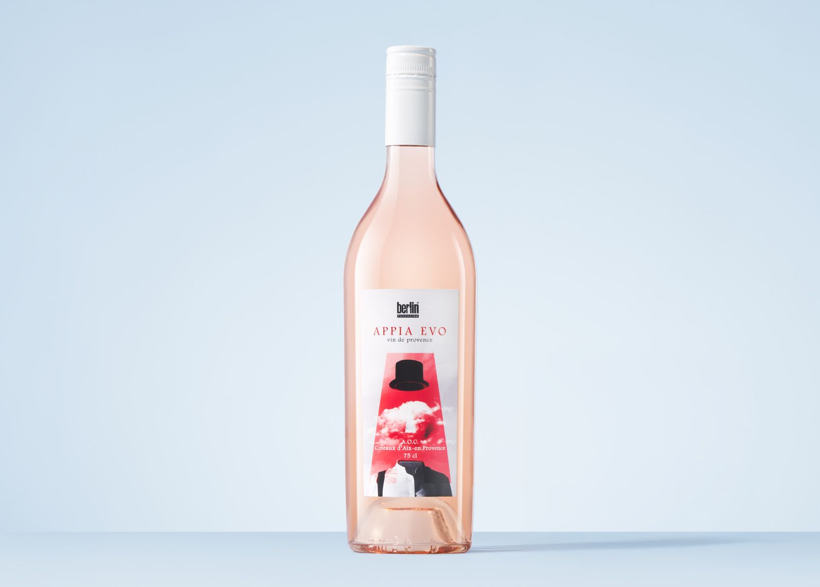 Appia Evo bottle for rosé wine with a white cap and a label featuring a silhouette of a person with a top hat and red background, on a blue setting