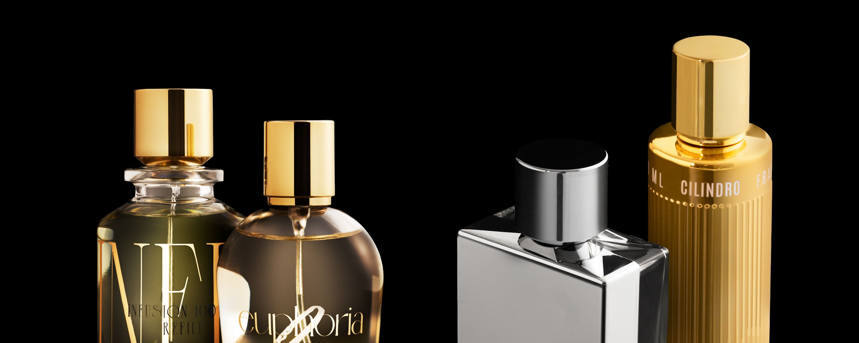 bp_em_news_clichè-&-touchè-flaconi Elegant perfume bottles with gold and silver caps, showcasing the premium design of Berlin Packaging’s Fragrance Cliché and Touch caps, on a black background.