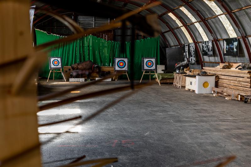Indoor-Bogenschießhalle des Lebensbogen mit FITA-Zielscheiben und 3D-Tieren in Grünbach am Schneeberg