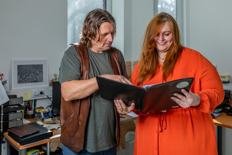 Christof Mikats und Mitarbeiterin besprechen die Neubau-Pläne im Büro des Lebensbogen Grünbach am Schneeberg