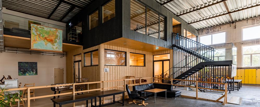 Innenansicht des Werkraums im Lebensbogen mit Galerie und Treppenaufgang in Grünbach am Schneeberg