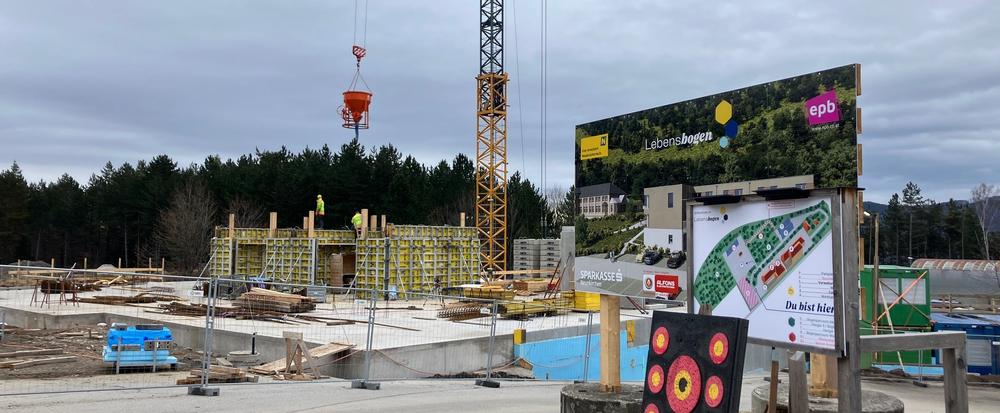 Baustelle des Neubau-Projekts im Lebensbogen mit Kran und Bauschild epb · Sparkasse · Lebensbogen in Grünbach am Schneeberg