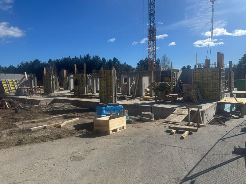 Baustelle des Lebensbogen-Neubau-Projekts mit Schalung und Materiallagerung