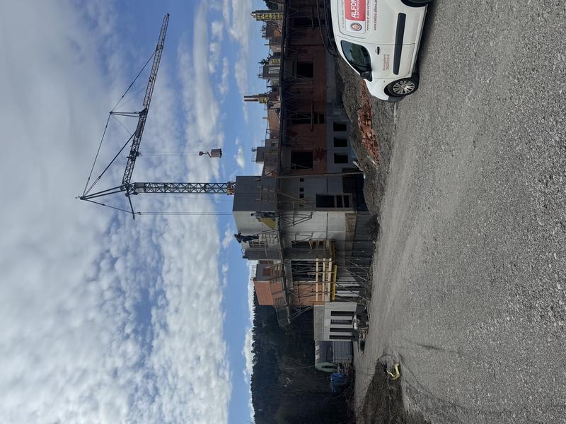 Aufsteigender Hochbau des Lebensbogen-Neubaus mit Kran und Bauarbeitern in Grünbach am Schneeberg