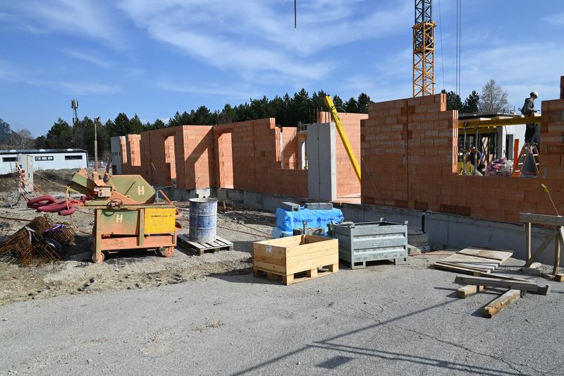 Rohbau des Neubau-Wohnhauses im Lebensbogen mit Mauerwerk und Baukran in Grünbach am Schneeberg