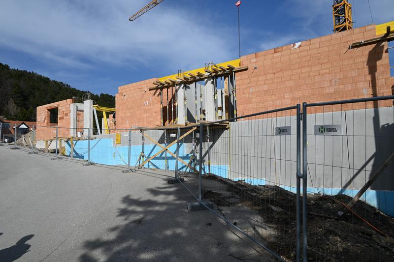 Aufgehendes Mauerwerk auf der Bodenplatte des Neubau-Wohnhauses im Lebensbogen Grünbach am Schneeberg