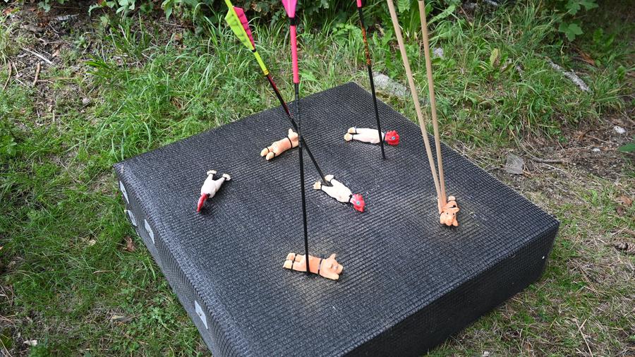 Pfeile in einer 3D-Zielscheibe beim Bogenschießen am Lebensbogen in Grünbach am Schneeberg