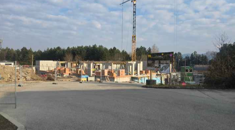 Aufnahme der Baustelle des Lebensbogen-Neubaus mit Kran in Grünbach am Schneeberg