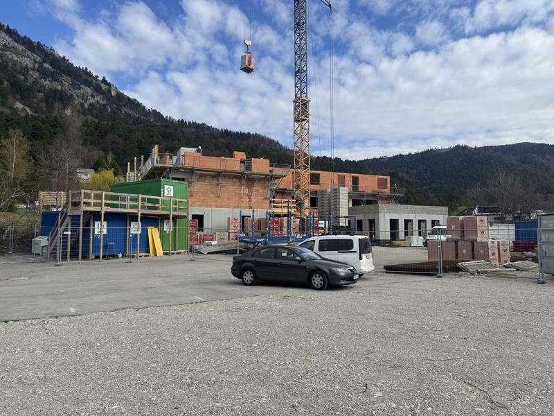 Baustelle des Lebensbogen-Neubaus mit Bauschildern der Partner in Grünbach am Schneeberg