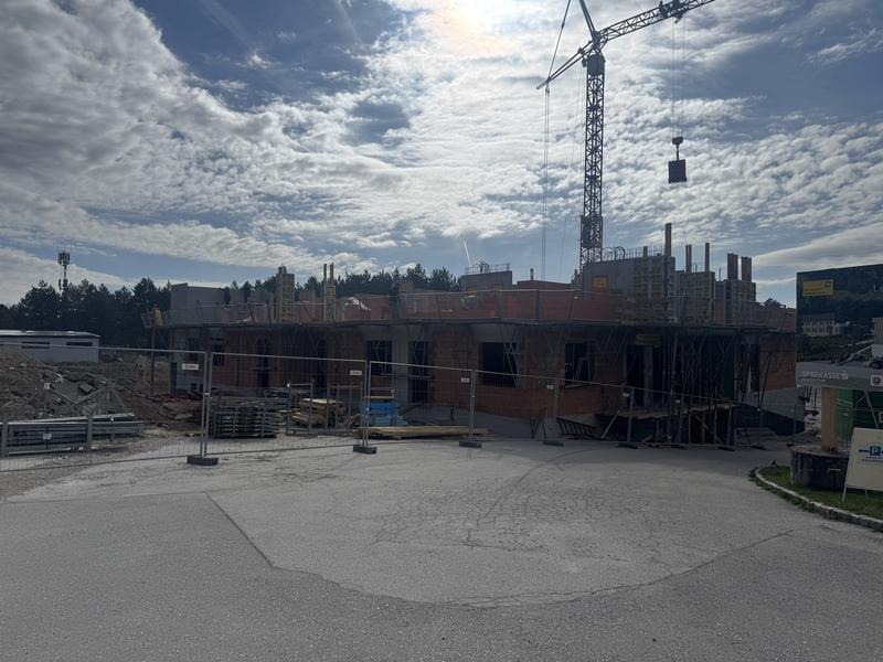 Baufortschritt am Lebensbogen-Neubau mit Hochbau und Bauarbeitern in Grünbach am Schneeberg