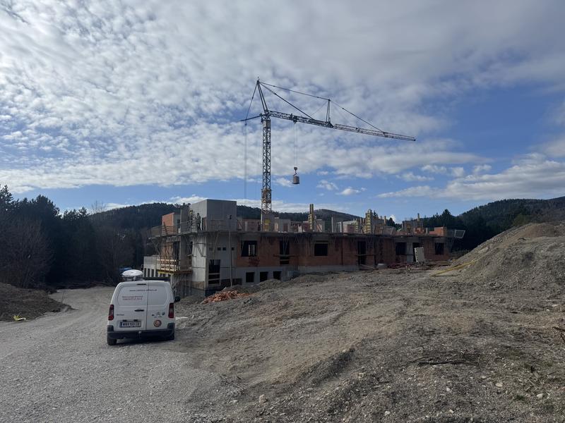 Baustelle des Lebensbogen-Neubaus mit aufsteigendem Mauerwerk in Grünbach am Schneeberg