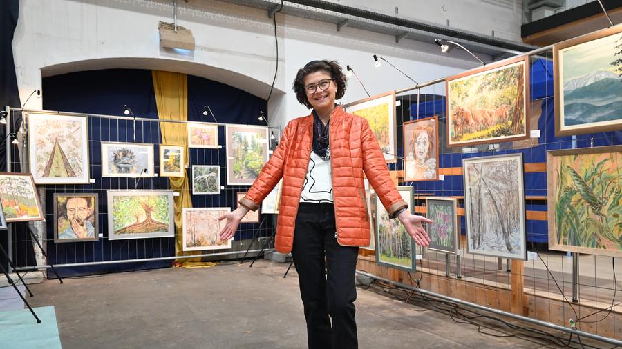 Künstlerin vor ausgestellten Gemälden bei den Tagen des offenen Ateliers im Lebensbogen