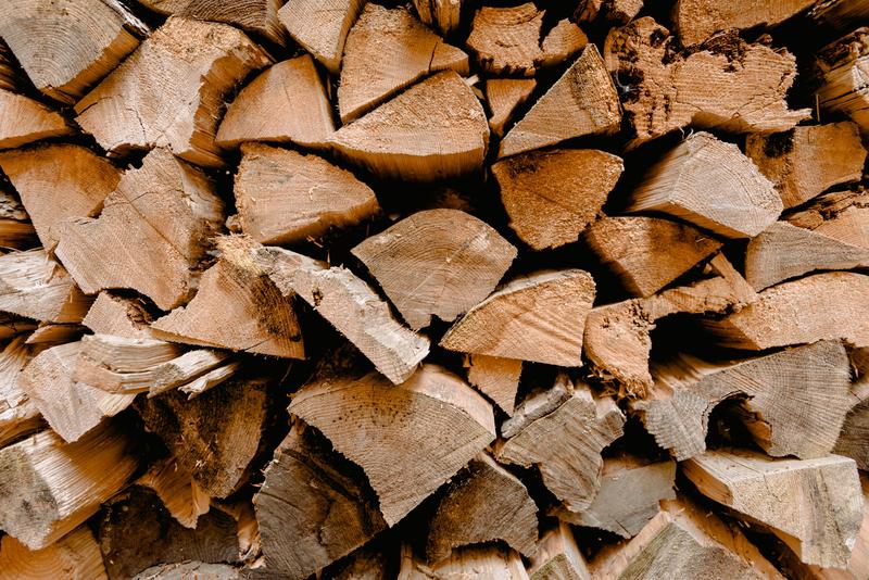 Gestapeltes Brennholz - symbolisches Bild für nachhaltige Bauweise und Holzfassade im Lebensbogen-Neubau