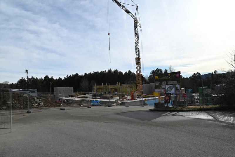 Baustelle des Lebensbogen-Neubaus mit Bauschildern der Partner in Grünbach am Schneeberg