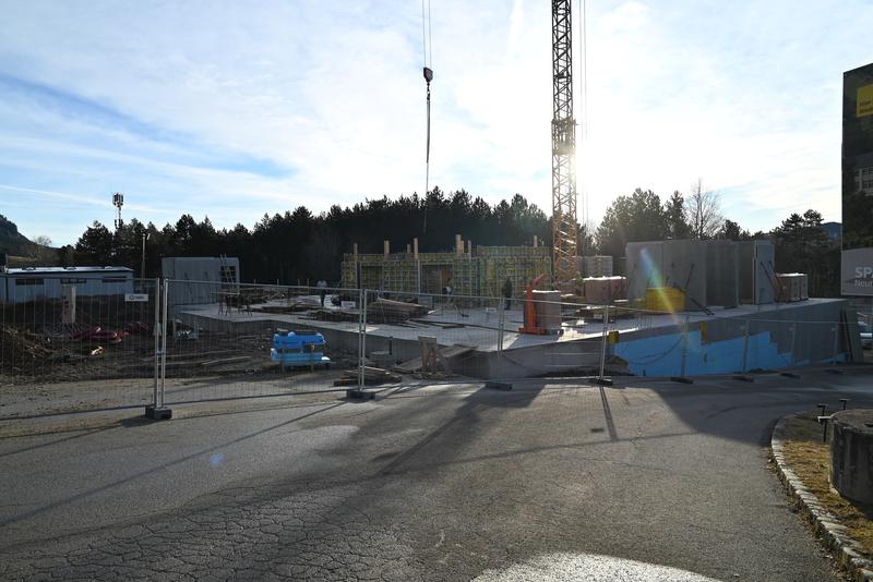 Bodenplatte und Schalung beim Baufortschritt des Neubau-Wohnhauses im Lebensbogen Grünbach am Schneeberg