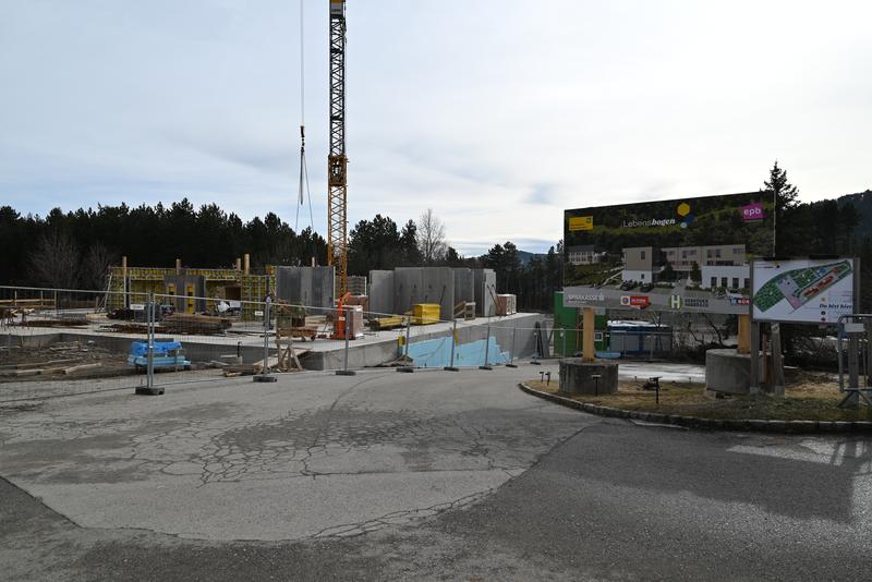 Baufortschritt am Lebensbogen-Neubau mit Kran und aufsteigendem Hochbau in Grünbach am Schneeberg