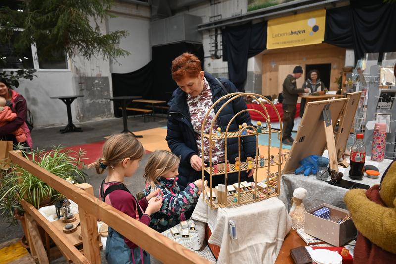 <img src="" alt=„Weihnachtsbazar Lebensbogen 2025“>