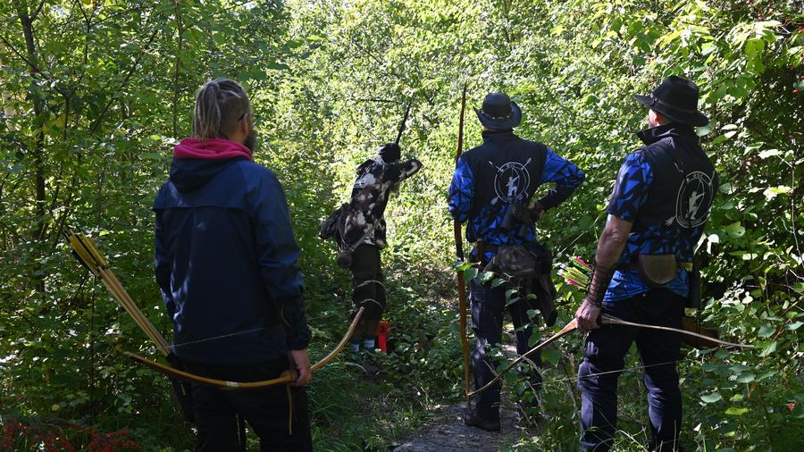 Traditioneller Bogenschütze mit Langbogen in der Natur, Grünach am Schneeberg