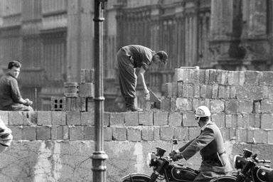 1961: Mauerbau am 13. August, Teilung der Stadt für 28 Jahre