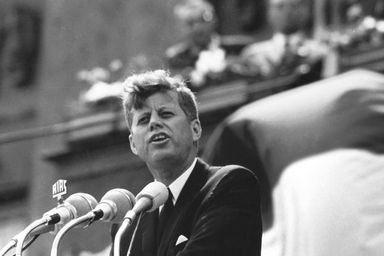 1963: US-Präsident John F. Kennedy spricht vor dem Rathaus Schöneberg: „Ich bin ein Berliner!“