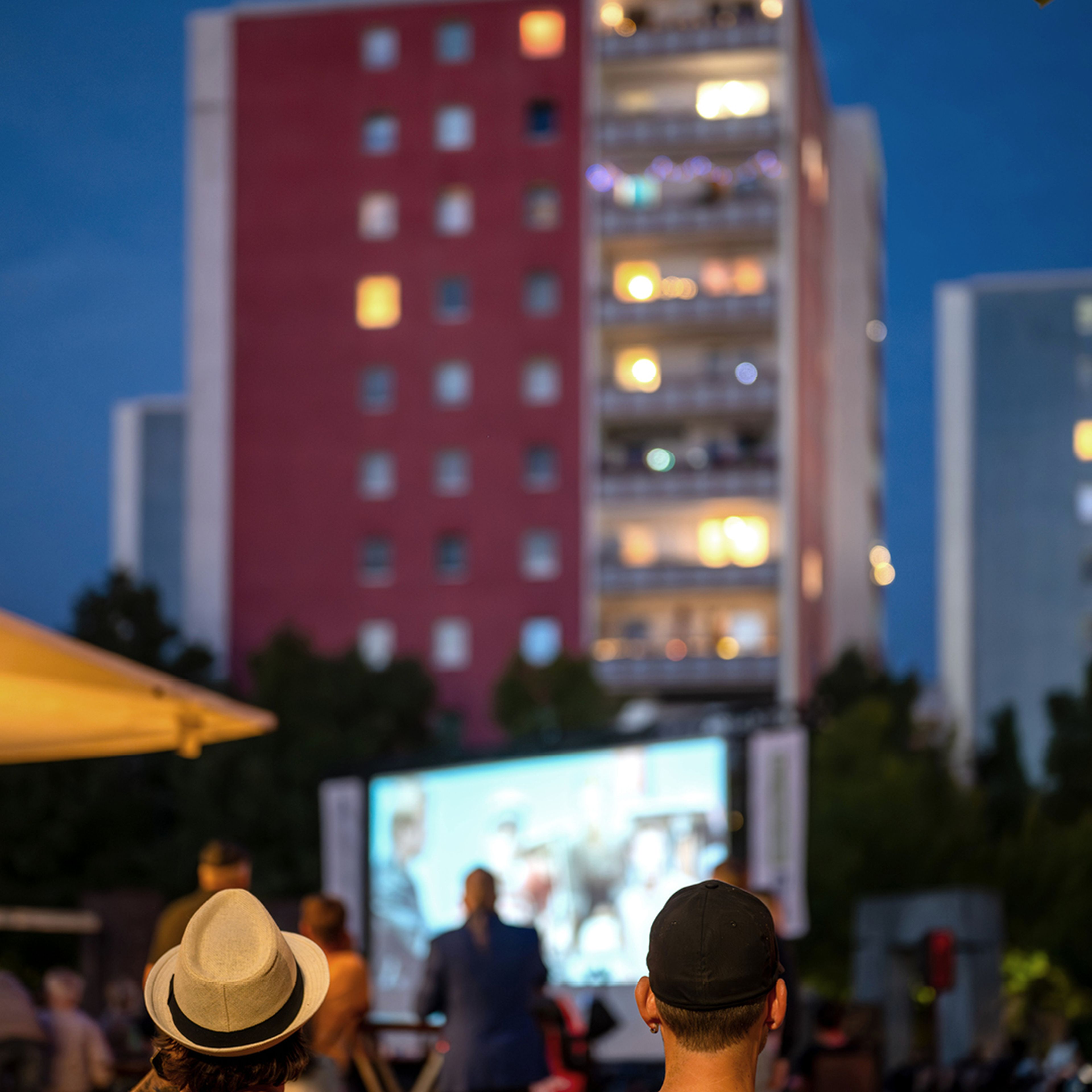 Hellersdorfer Balkonkino 2025_nachts
