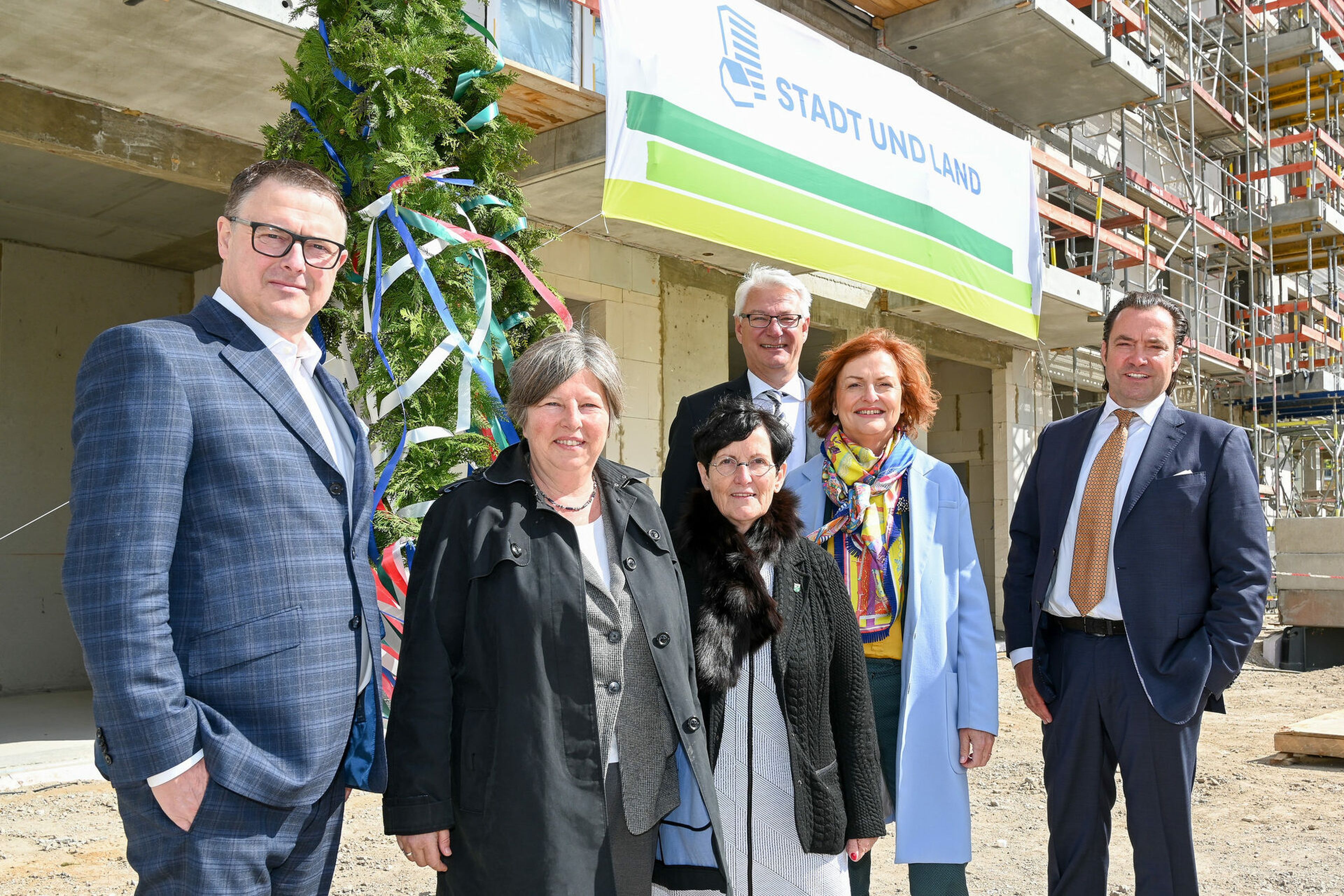 v. l. n. r.: Marcus Becker, Geschäftsführer Kondor Wessels Bouw Berlin GmbH; Katrin Lompscher, Senatorin für Stadtentwicklung und Wohnen; Dagmar Pohle, Bezirksbürgermeisterin Marzahn-Hellersdorf; Klaus Keil, Geschäftsführer IG Real Estate Group; Anne Keilholz, Geschäftsführerin STADT UND LAND; Christian R. Ernst, Geschäftsführer IG Real Estate Group. Bildrechte: STADT UND LAND/Christian Kruppa