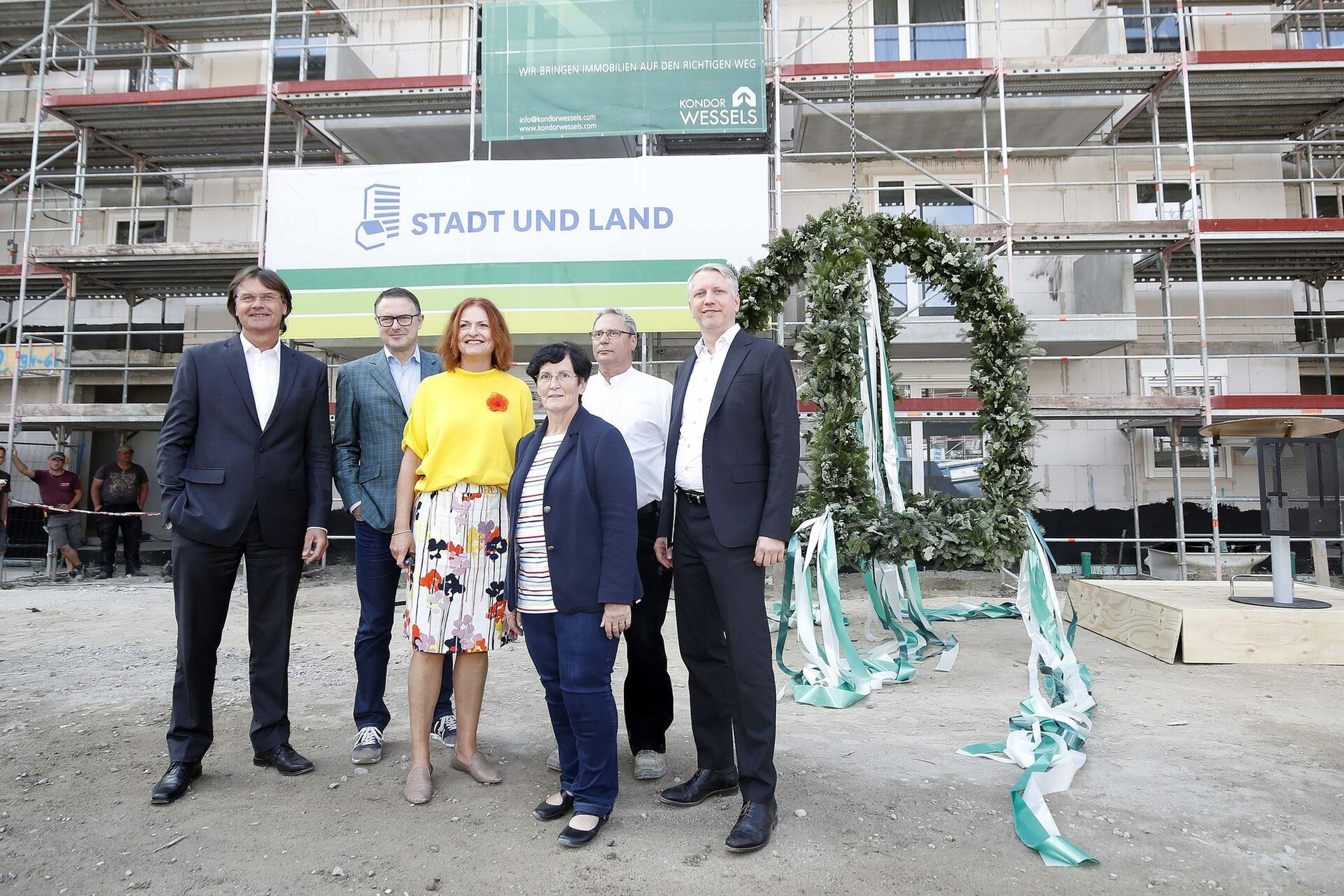 Richtfest STADT UND LAND, Louis-Lewin-Strasse in Berlin, v.l.n.r.: Ingo Malter, Geschäftsführer STADT UND LAND, Marcus Becker, Geschäftsführer Kondor Wessels Bouw Berlin GmbH, Anne Keilholz, Geschäftsführerin STADT UND LAND, (im Bildhintergrund:) Steffen Anke, Bauleiter Kondor Wessels Bouw Berlin, Dagmar Pohle, Bezirksbürgermeistern Marzahn-Hellersdorf, Staatssekretär Sebastian Scheel, Senatsverwaltung für Stadtentwicklung und Wohnen
