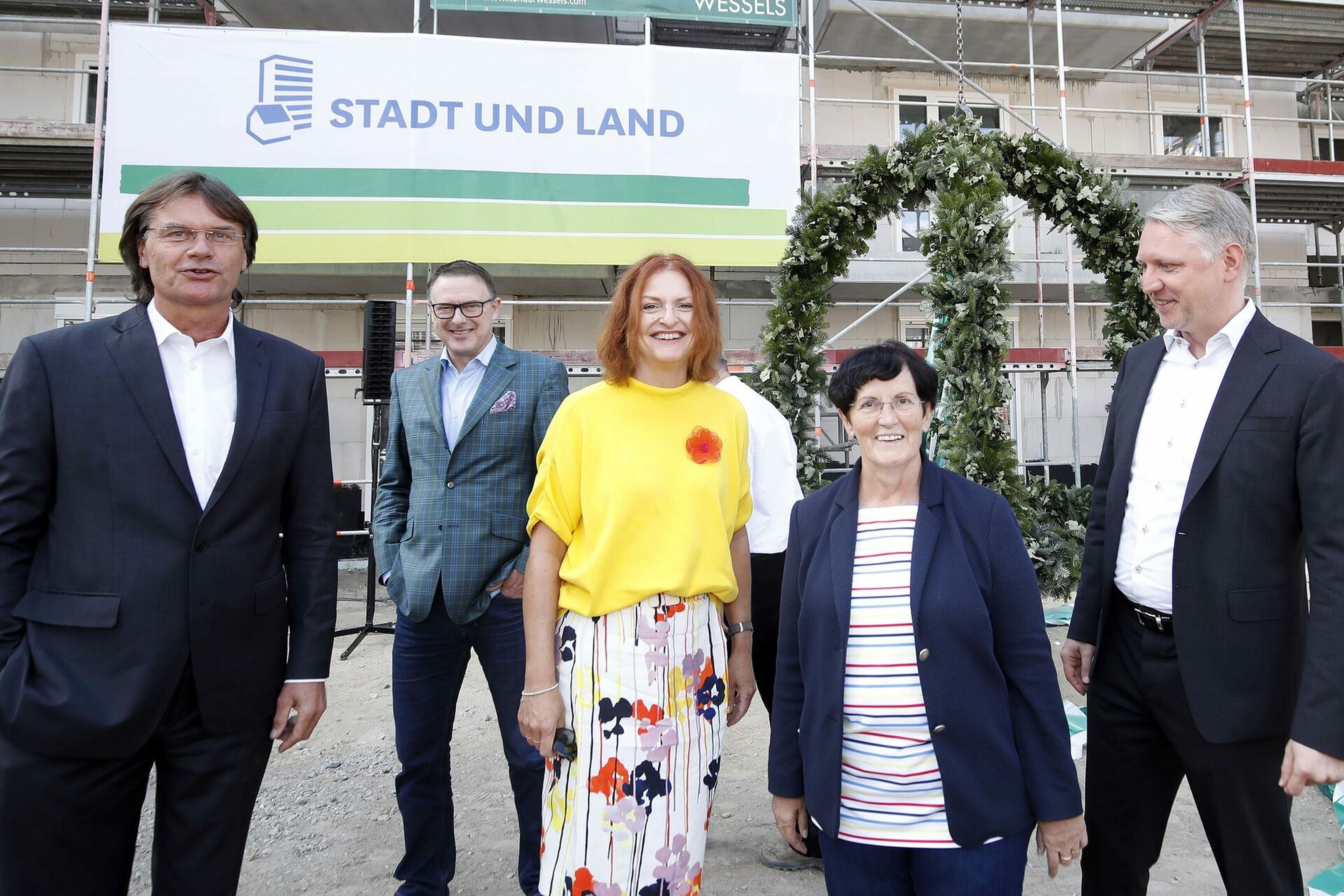 Richtfest STADT UND LAND, Louis-Lewin-Strasse in Berlin, v.l.n.r.: Ingo Malter, Geschäftsführer STADT UND LAND, Marcus Becker, Geschäftsführer Kondor Wessels Bouw Berlin GmbH, Anne Keilholz, Geschäftsführerin STADT UND LAND, (im Bildhintergrund:) Steffen Anke, Bauleiter Kondor Wessels Bouw Berlin, Dagmar Pohle, Bezirksbürgermeistern Marzahn-Hellersdorf, Staatssekretär Sebastian Scheel, Senatsverwaltung für Stadtentwicklung und Wohnen