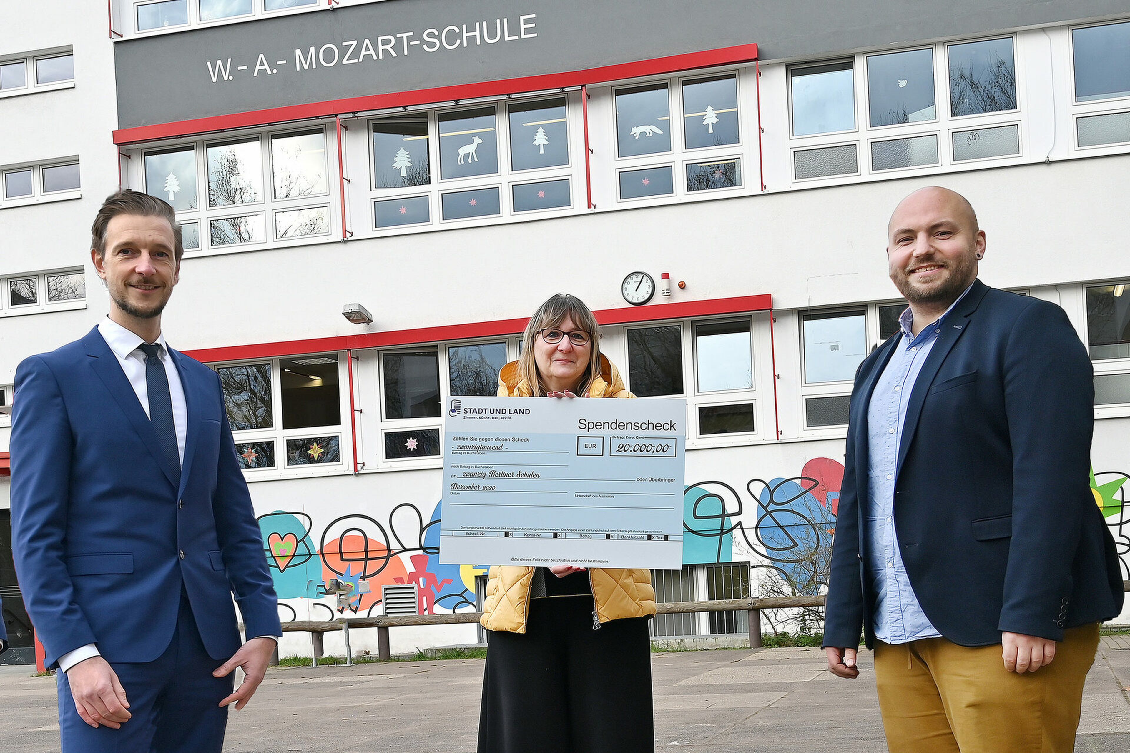 Symbolische Scheck-Überreichung in Marzahn-Hellersdorf an Gordon Lemm (l.), Bezirksstadtrat für Schule, Sport, Jugend und Familie, sowie Martin Klimont, komm. Schulleiter, und Heike Gabriel, Leiterin Grundschulteil der Wolfgang-Amadeus-Mozart-Gemeinschaftsschule.