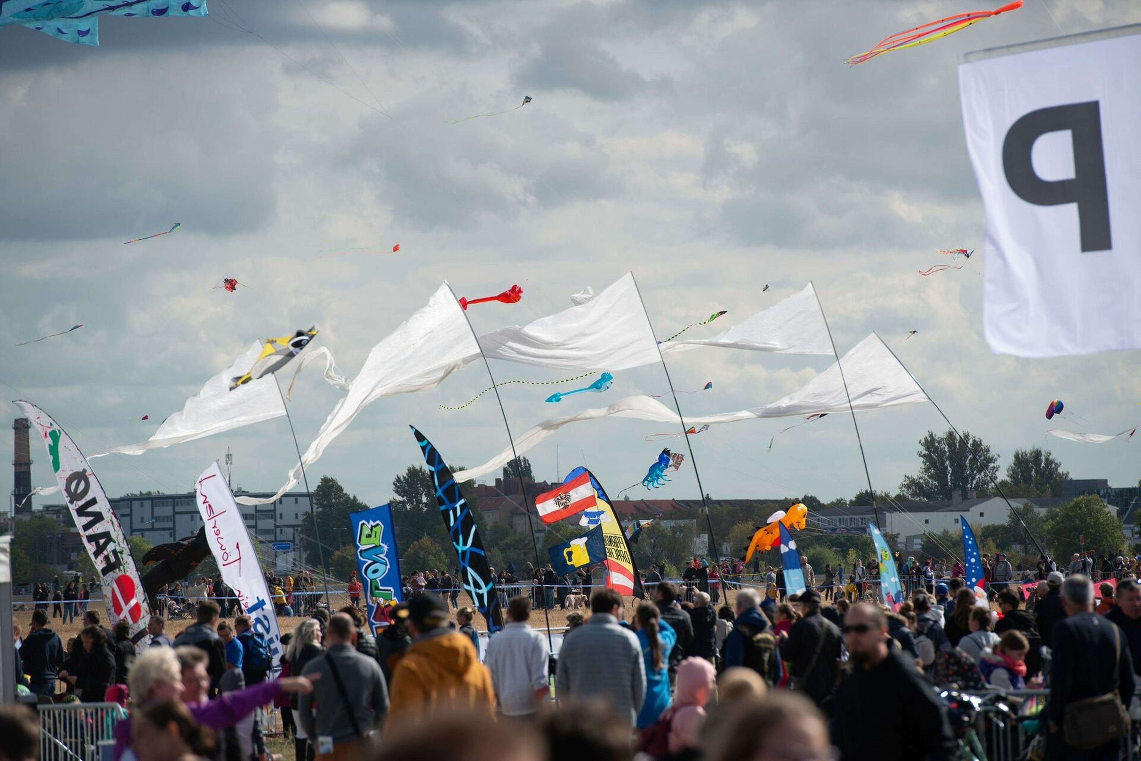 7. STADT UND LAND-Festival der RIESENDRACHEN auf dem Tempelhofer Feld