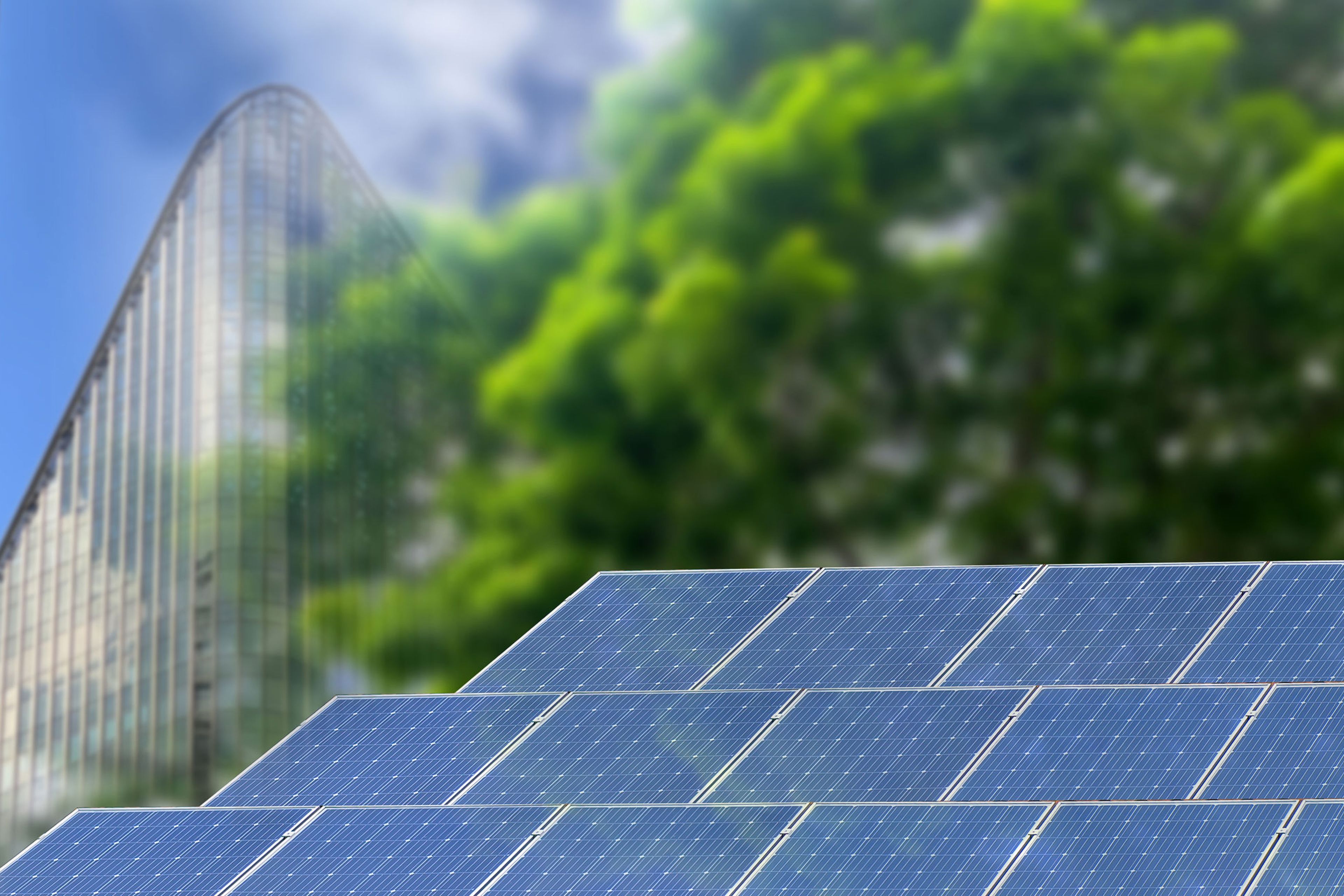 Ein Bild von Solarzellen und einer Glasfassade im Hintergrund