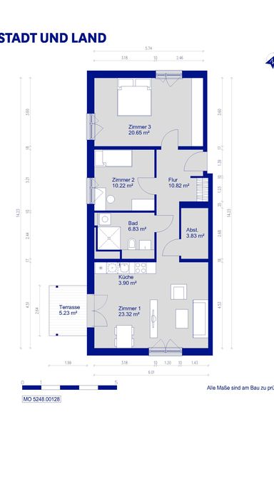 Grundriss einer Wohnung mit drei Zimmern, Küche, Bad, Flur, Abstellraum und Terrasse, von STADT UND LAND.
